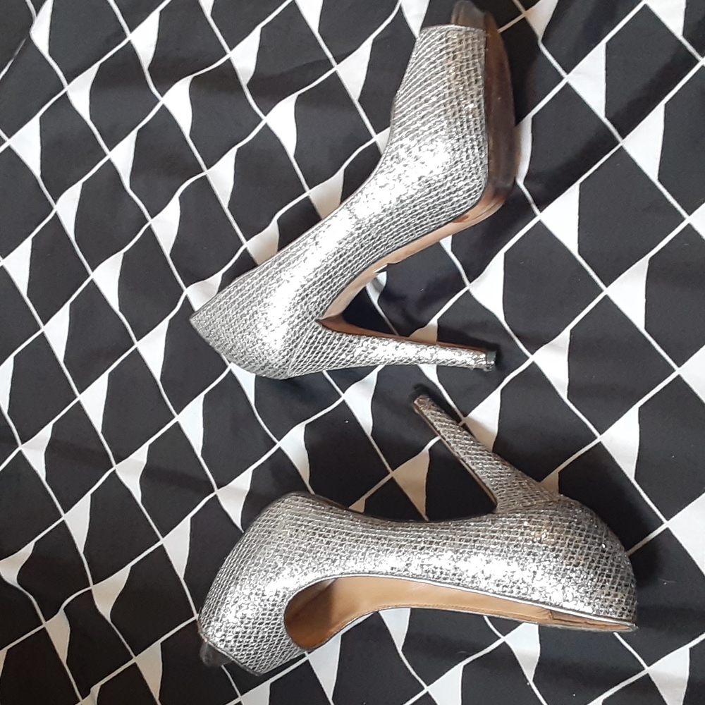 * Badgley mischka silver sparkle peep toe heels, size 8 - Picture 12 of 12